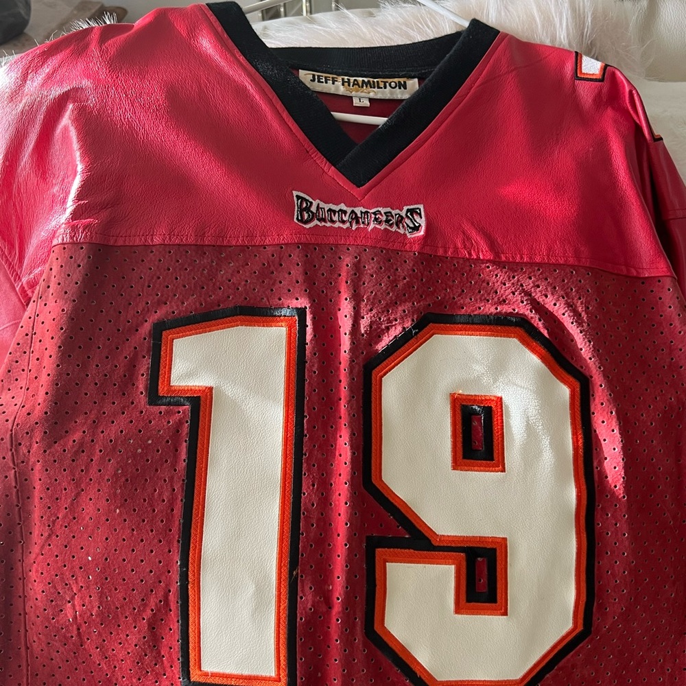 Perfect condition vintage men’s Buccaneers jersey size L leather and suede!